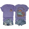 Λεπτομερής πίσω όψη μοβ T-shirt με vintage εκτύπωση φορτηγού στην έρημο και κάκτους - Μωβ