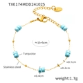 Détail d'un bracelet en acier doré avec des cylindres de turquoise et perles dorées - Bracelet Turquoise Doré (TXE174)