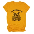 Dettaglio di t-shirt in cotone giallo con grafica My Weekend Is Booked e fiori su libro - S / Giallo Senape (Lettere Nere)