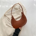 Bolso de media luna marrón en cuero sintético sobre un blazer beige de estilo vintage - Marrón