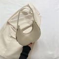 Bolso de hombro minimalista beige en forma de media luna con detalles metálicos plata - Blanco