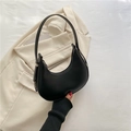 Bolso de hombro media luna negro minimalista en cuero sintético mate con hebillas - Negro