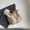 Borsa tote intrecciata beige e bianca con motivo geometrico, frange e manici in cuoio - Cachi