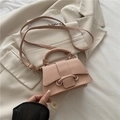 Détail du mini sac carré en cuir litchi rose avec poignée élégante et boucle décorative - Rose