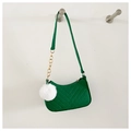 Dettaglio borsa a tracolla verde trapuntata a V con catena dorata e pompon bianco - Verde