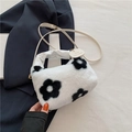 Détail du sac bandoulière en peluche blanche à motifs floraux et poignée en PU - Floral Noir
