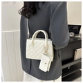 Detailansicht der weißen Steppmuster-Tasche mit Mini-Beutel und goldenen Metallteilen - Weiß