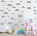 Parete della cameretta decorata con adesivi in PVC grigio chiaro a forma di nuvole varie - Grigio