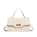 Bolso de mano tejido en color crema con cierre giratorio dorado y correa de hombro ajustable - Blanco