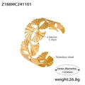 Vue détaillée du bracelet jonc ouvert réglable en acier doré avec motif de ginkgo - Style de Feuille de Ginkgo Dorée (Z188)