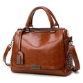 Sac à main vintage en cuir ciré caramel avec rivets métalliques et bandoulière - Marron