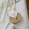 Détail du sac en paille hexagonal avec rabat en cuir blanc, franges dorées et chaîne - Blanc