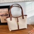 Bolso tote de lona crema con ribetes de cuero marrón y hebilla metálica dorada - Marrón