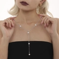 Elegante collar en Y de acero inoxidable plateado con perlas en modelo con ropa negra - Plateado