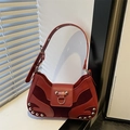 Sac bandoulière vintage en cuir rouge avec rivets argentés et fermoir métallique - Rouge