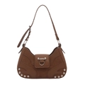 Chique bruine onderarmtas met verstelbare riem en vintage zilveren klinknageldetails - Bruin