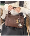 Vintage-Boston-Bag in Braun mit Leoparden-Schleife und Herzanhänger im Detail - Braun mit Anhänger