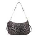 Borsa hobo alla moda con stampa leopardata e catena dorata su sfondo bianco pulito - Marrone