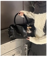 Detailansicht einer großen schwarzen Ledershoppingtasche mit Herzanhänger - Schwarz Mit Anhänger