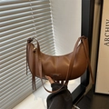 Bolso de hombro media luna en cuero sintético marrón con borla y estilo minimalista - Marrón
