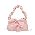 Bolso rosa con lazo, asa fruncida y correa de cadena plateada sobre blanco - Rosa