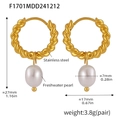 Détail macro de boucles d'oreilles torsadées dorées 18K avec perles d'eau douce de 27mm - Style Spirale Torsadée (F1701)