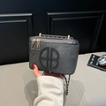 Bolso caja cuadrado gris con correa de cadena dorada y logotipo de letra grande - Azul