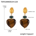 Détail des boucles d'oreilles cœur en œil de tigre, dimensions 43mm de hauteur et 20mm - Style Cœur Œil de Tigre avec Perle Verte (TXF028)