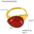 Vue détaillée d'une grande pierre en résine rouge sur une bague en acier doré - Bague en résine rouge taille 7 / Rouge