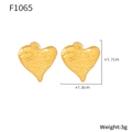 Vue détaillée des boucles d'oreilles cœur plaqué or 18K avec texture métal martelé - Coeur Doré (F1065)