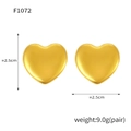 Vue détaillée de boucles d'oreilles cœur dorées avec dimensions 2,5cm et poids 9,0g - Grand Or (F1072)