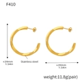 Detailansicht der gedrehten C-Form Creolen aus vergoldetem Edelstahl mit Größenangaben - Goldenes Breites Verdrehtes Design (F410)