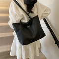 Große schwarze Tote Bag aus PU-Leder mit Kieselstruktur und silbernem Metalldetail - Schwarz