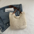 Schicke beige Häkeltasche mit braunen Lederriemen und hohlem Strickdesign - Weiß