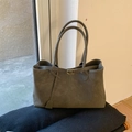 Bolso tote minimalista verde oliva de gran capacidad con acabado de cuero mate en taburete - Verde
