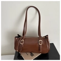 Détail du sac Boston en cuir marron foncé avec boucle dorée et doubles bandoulières - Fauve