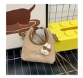 Dettaglio della borsa in peluche beige con manico rotondo e ciondolo a coniglietto - Marrone