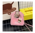 Dettaglio borsa rosa in shearling con decorazione a coniglio 3D e ricamo Cutie - Rosa