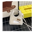 Dettaglio della mini borsa in lana d'agnello con decoro a coniglio e ricamo bianco - Bianco