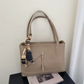 Grande borsa tote kaki con cerniera diagonale, cuciture a contrasto e foulard in seta - Cachi (Stile Cerniera Diagonale)