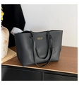 Détail du grand sac cabas noir mat avec lettrage doré et doubles bandoulières - Noir