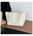 Détail du grand sac cabas blanc cassé avec lettrage doré et anses d'épaule robustes et élégantes - Blanc