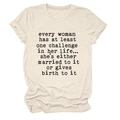 Dettaglio di una maglietta in cotone beige con stampa testuale vintage e maniche risvoltate - S / Sabbia (Font Nero)
