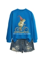 Vue à plat d'un sweat bleu avec motif grenouille et short en jean délavé assorti - Bleu lac (Graphique blanc)