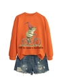 Détail du sweat à motif grenouille 'Off to cause a kerfuffle' et d'un short en jean - Orange (Lettres Noires)