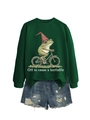 Détail du sweat avec graphique de grenouille 'Off to cause a kerfuffle' et short en jean déchiré - Vert Foncé (Imprimé Blanc)