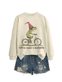 Gros plan du sweat beige avec illustration de grenouille à vélo et texte humoristique - Sable (Lettres Noires)
