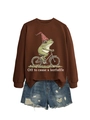 Détail du sweat marron avec imprimé grenouille à vélo et short en jean vieilli - Café (Imprimé Blanc)