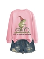Détail à plat d'un sweat rose avec motif de grenouille drôle et mini short en jean déchiré - Rose (Lettres Noires)