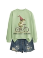 Détail d'un sweat vert clair avec motif graphique de grenouille 'Off to cause a kerfuffle' - Vert Olive (Lettres Noires)